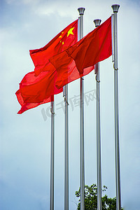 党旗摄影照片_户外白天五星红旗在风中飘扬摄影图配图