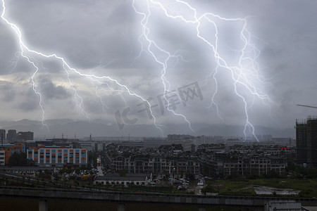 雷雨交加摄影照片_天气气候白天雷电交加建筑城市风景实拍摄影图配图