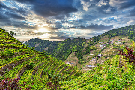 白云动图摄影照片_暑假旅游上午房屋山区漂动摄影图配图