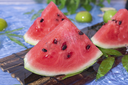 夏季美食西瓜摄影照片_夏季解暑水果白天西瓜水池美食摆拍摄影图配图