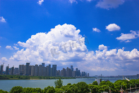 湘江摄影照片_湖南长沙晌午城市风光城市建筑蓝天白云摄影图配图