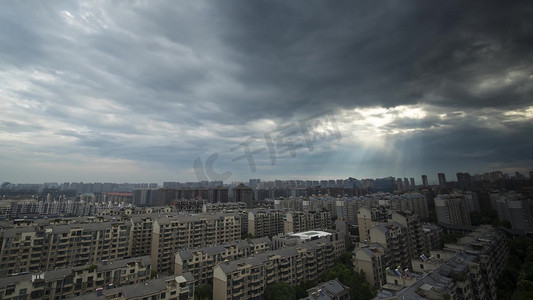 耶稣十二门徒摄影照片_城市上空暴风雨来临前乌云耶稣光