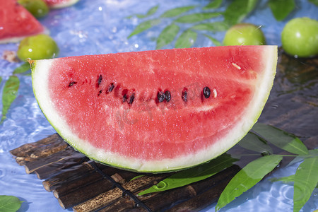 狂暑季摄影照片_水果果实白天西瓜室内美食摆拍摄影图配图