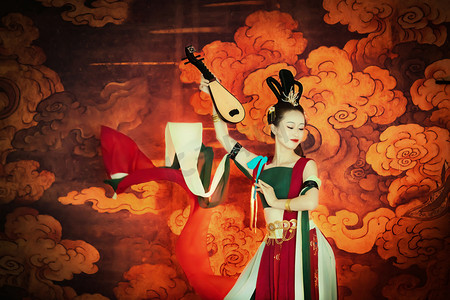中国复古摄影照片_敦煌飞天白天古装美女室内弹琴摄影图配图