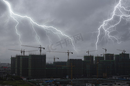 雷阵雨摄影照片_雷雨天气白天打雷城市风景实拍摄影图配图