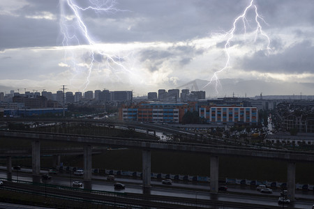 雷雨天气白天闪电城市风景实拍摄影图配图