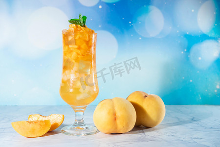 饮品白天黄桃饮品室内桃子摄影图配图