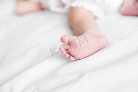 婴儿小脚丫脚丫子新生母婴新生婴儿摄影图配图