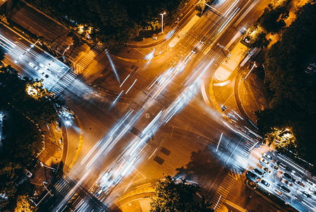 城市夜晚十字路口夜景航拍楼顶无人机摄影图配图