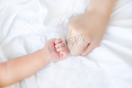 拉小手摄影照片_婴儿手势大手小手手势新生母婴摄影图配图