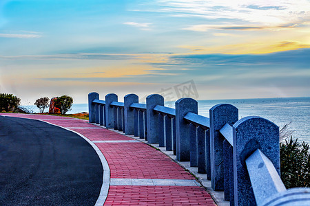 暑期旅游早上道路栏杆海边流动摄影图配图