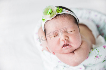 婴儿新生可爱婴儿小宝宝肖像摄影图配图