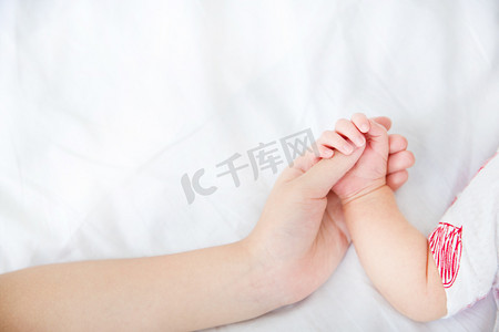 手势打叉摄影照片_婴儿手势母婴大手小手新生婴儿摄影图配图