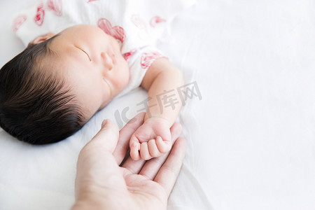 拉小手摄影照片_婴儿手势手势新生母婴大手小手摄影图配图