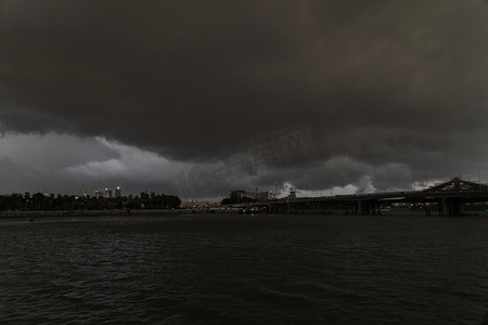 台风乌云下午云朵路面拍摄摄影图配图