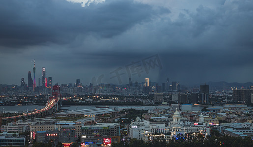 广州地表摄影照片_广州台风前雨层下午云朵天台拍摄摄影图配图