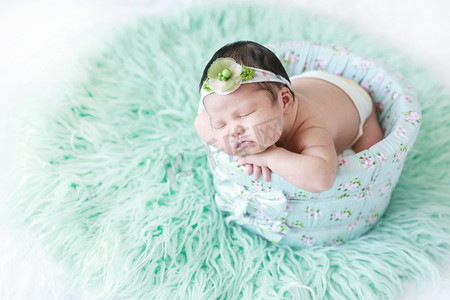 婴儿新生宝宝照人像可爱宝宝摄影图配图