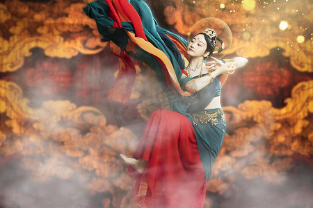 舞蹈涨价摄影照片_中国传统文化白天敦煌飞天美女室内飞天姿势摄影图配图