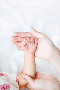 拉小手摄影照片_婴儿手势小手新生大手小手母婴摄影图配图