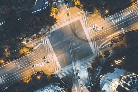 城市夜晚十字路口航拍夜景空中无人机摄影图配图