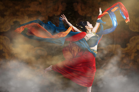 中国风古典传统摄影照片_飞天白天飞天美女室内跳舞摄影图配图
