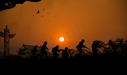 八一旗帜摄影照片_建军节夕阳傍晚士兵打仗战场创意合成摄影图配图