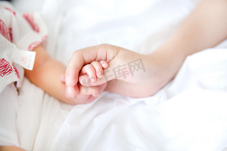 婴儿手势大手小手手势母婴新生摄影图配图