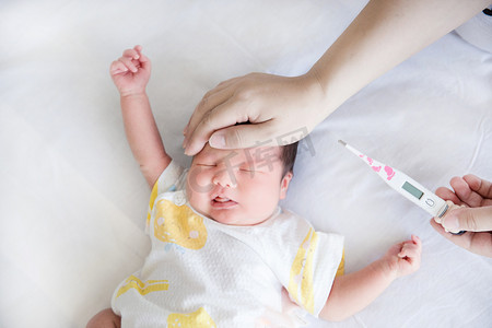 母婴摄影照片_婴儿护理新生母婴人像三胎摄影图配图