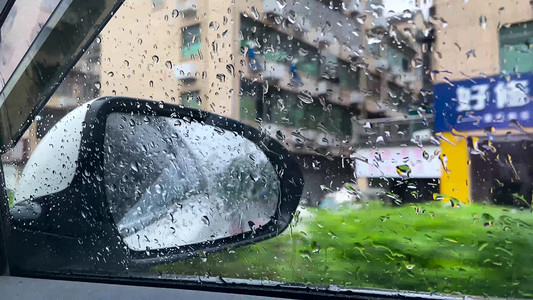 车窗外风景摄影照片_实拍下雨天出租车窗外风景