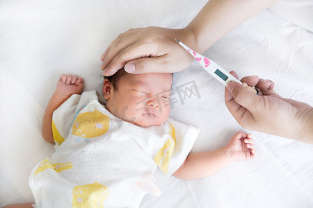婴儿护理母婴三胎新生人像新生摄影图配图