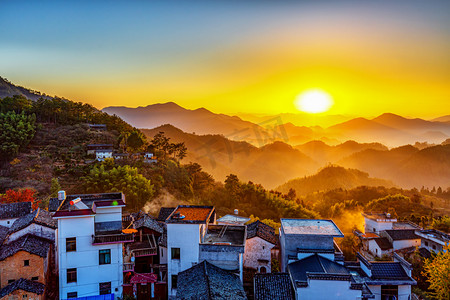 水墨画小村庄摄影照片_旅游凌晨村庄山区漂动摄影图配图