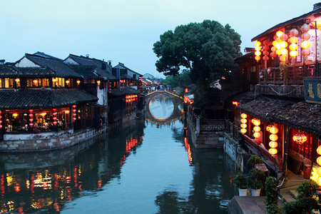 西塘摄影照片_国风傍晚古镇夜景点亮灯笼摄影图配图