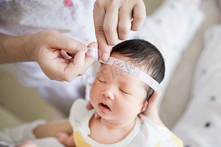 婴儿护理新生母婴三胎人像摄影图配图