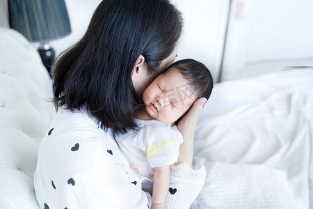 婴儿护理三胎母婴人像新生摄影图配图