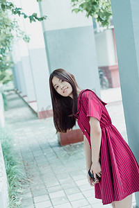 夏日文艺人像白天长发美女校园里歪头开心的笑摄影图配图