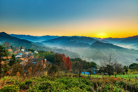 家庭旅游早晨村庄山区漂动摄影图配图