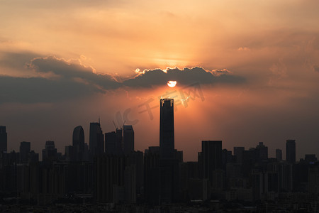 天空乌云摄影照片_城市日落剪影夕阳城市天台拍摄摄影图配图