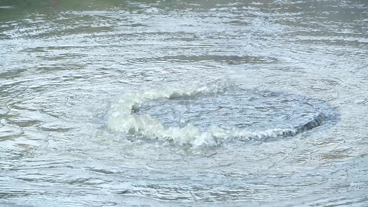 矿井排水摄影照片_暴雨天气大雨下水道排水系统