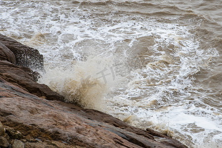 海浪波浪摄影照片_海岛海浪下午海浪海岛无摄影图配图