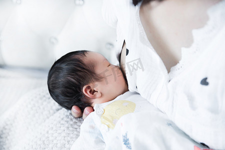 月嫂摄影照片_婴儿护理新生哺乳母婴亲子摄影图配图