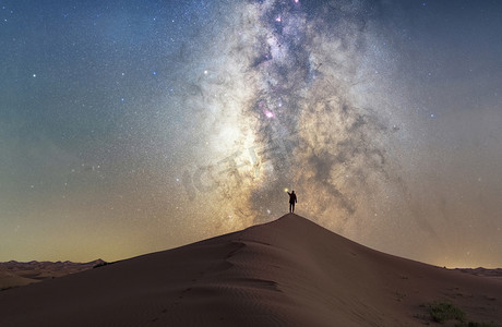 故乡的月亮摄影照片_腾格里沙漠月亮湖银河