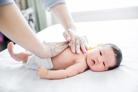 基础护理水乳摄影照片_婴儿护理母婴人像三胎新生摄影图配图
