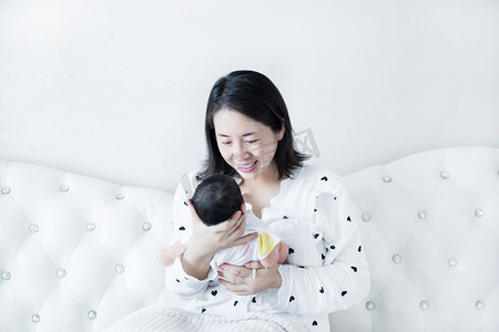 新生婴儿护理母婴亲子人像可爱宝宝新生摄影图配图