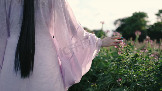 ps古风摄影照片_古风汉服女孩在摸花丛中的花古风古装美女