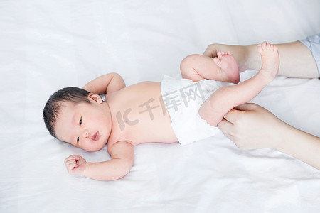 婴儿护理母婴三胎新生婴儿摄影图配图