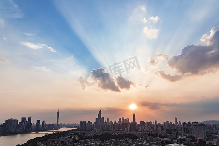 蓝色天空背景海报摄影照片_广州日落耶稣光天空摄影图配图