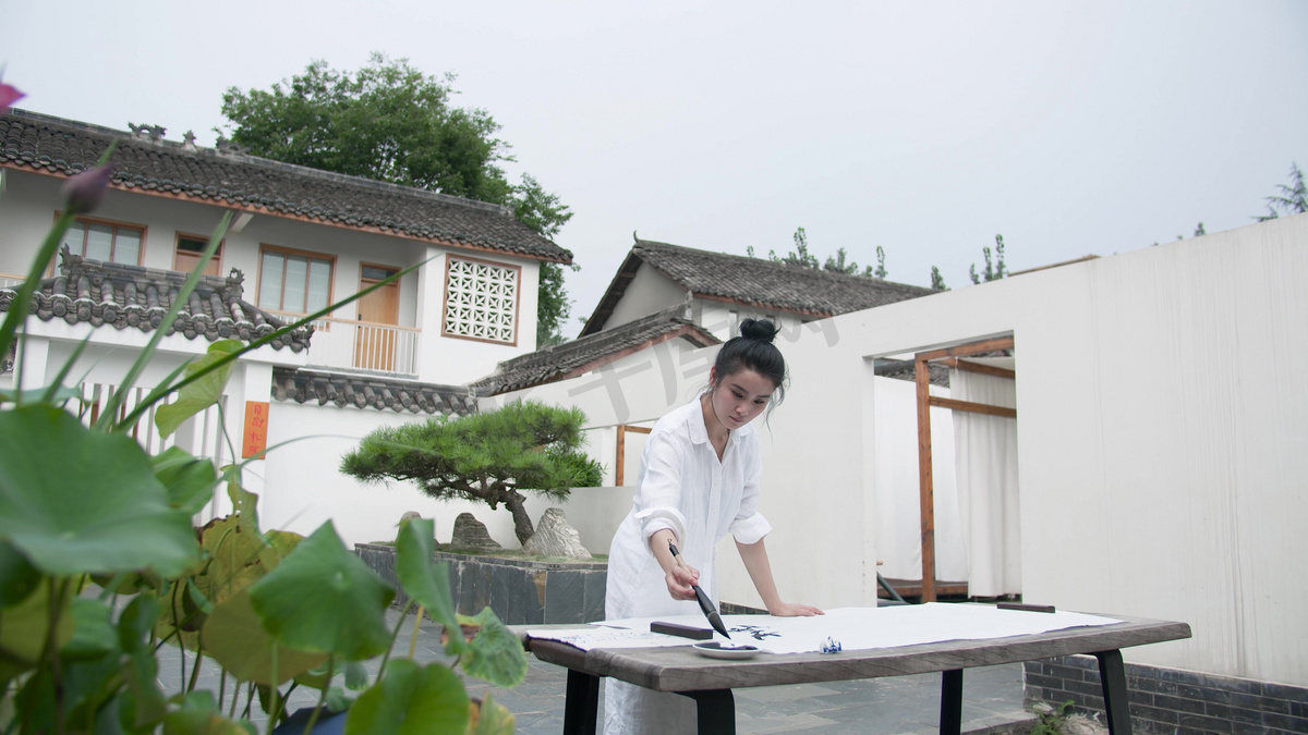 实拍美女中国风庭院写毛笔字女孩子女人美人女性人像教育文化练字练毛笔字高清摄影大图 千库网