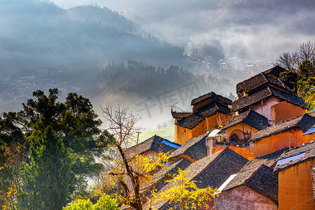 房屋山摄影照片_家庭出游清晨房屋山区飘动摄影图配图