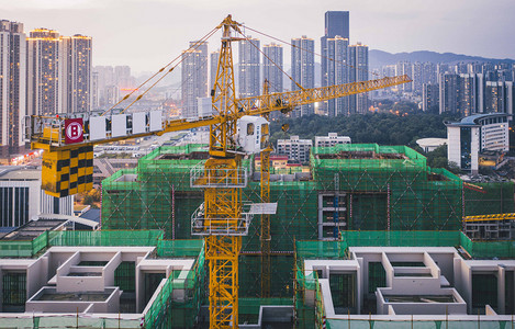 塔吊摄影照片_城市夕阳建筑工地施工现场航拍图工地无人机摄影图配图