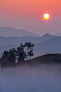 家庭游玩早上太阳山区飘动摄影图配图